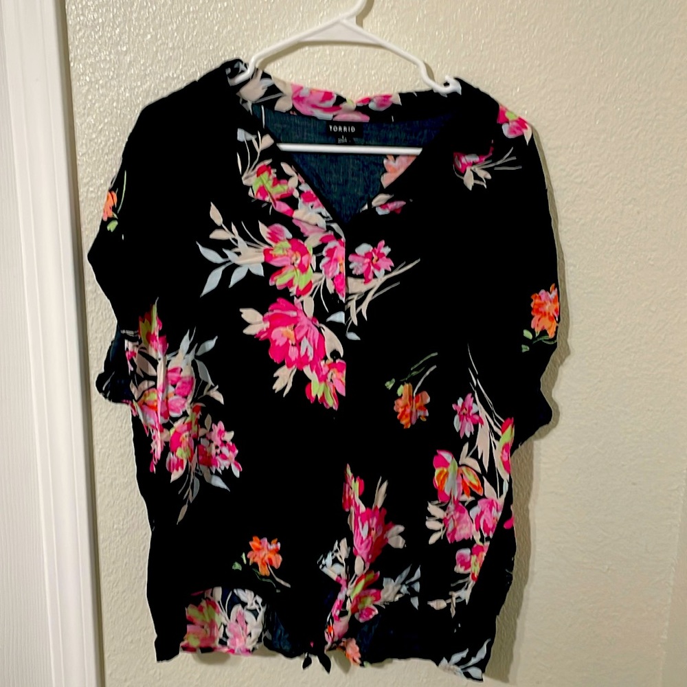 Torrid size 1 plus short sleeve blouse